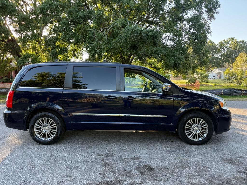 2013 Chrysler Town & Country Touring-L photo