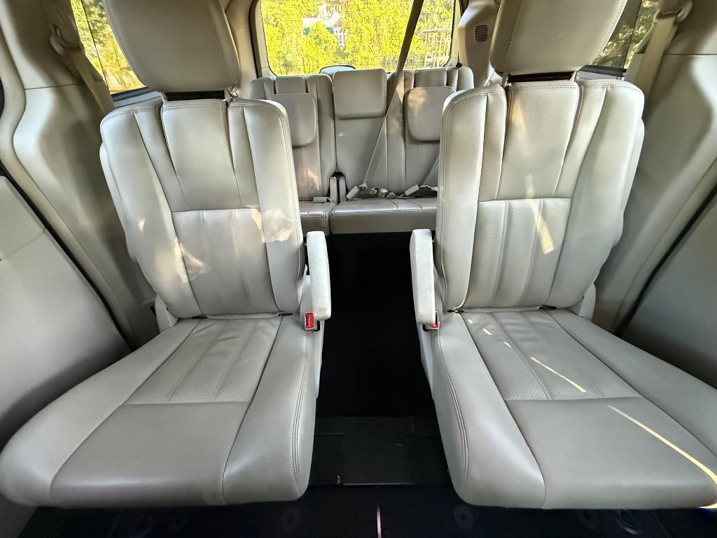 2013 Chrysler Town & Country Touring-L photo