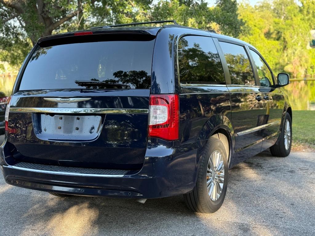 2013 Chrysler Town & Country Touring-L photo
