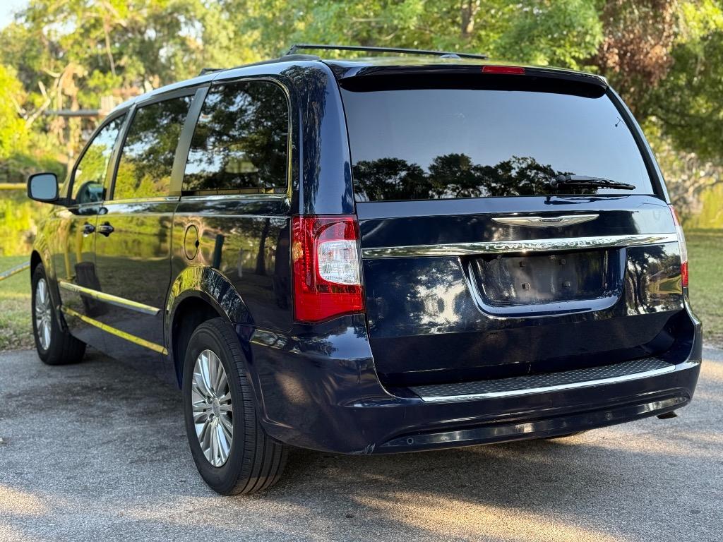 2013 Chrysler Town & Country Touring-L photo