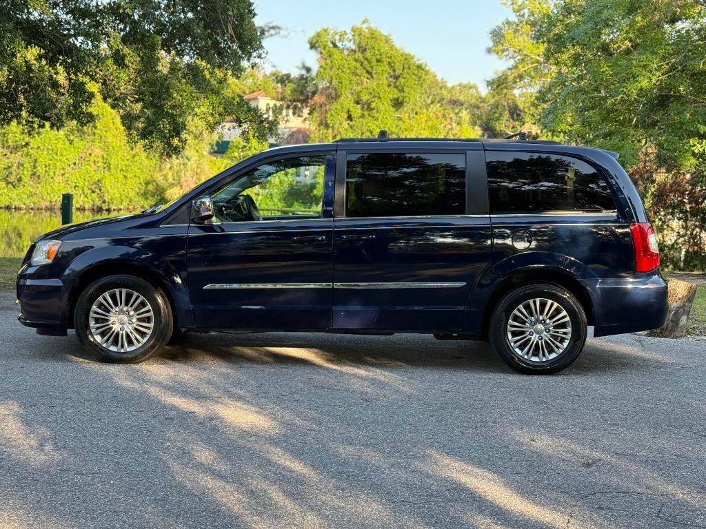 2013 Chrysler Town & Country Touring-L photo