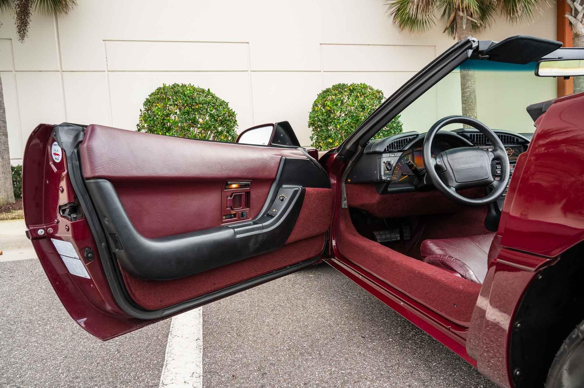 1993 CHEVROLET Corvette Convertible - $29,993