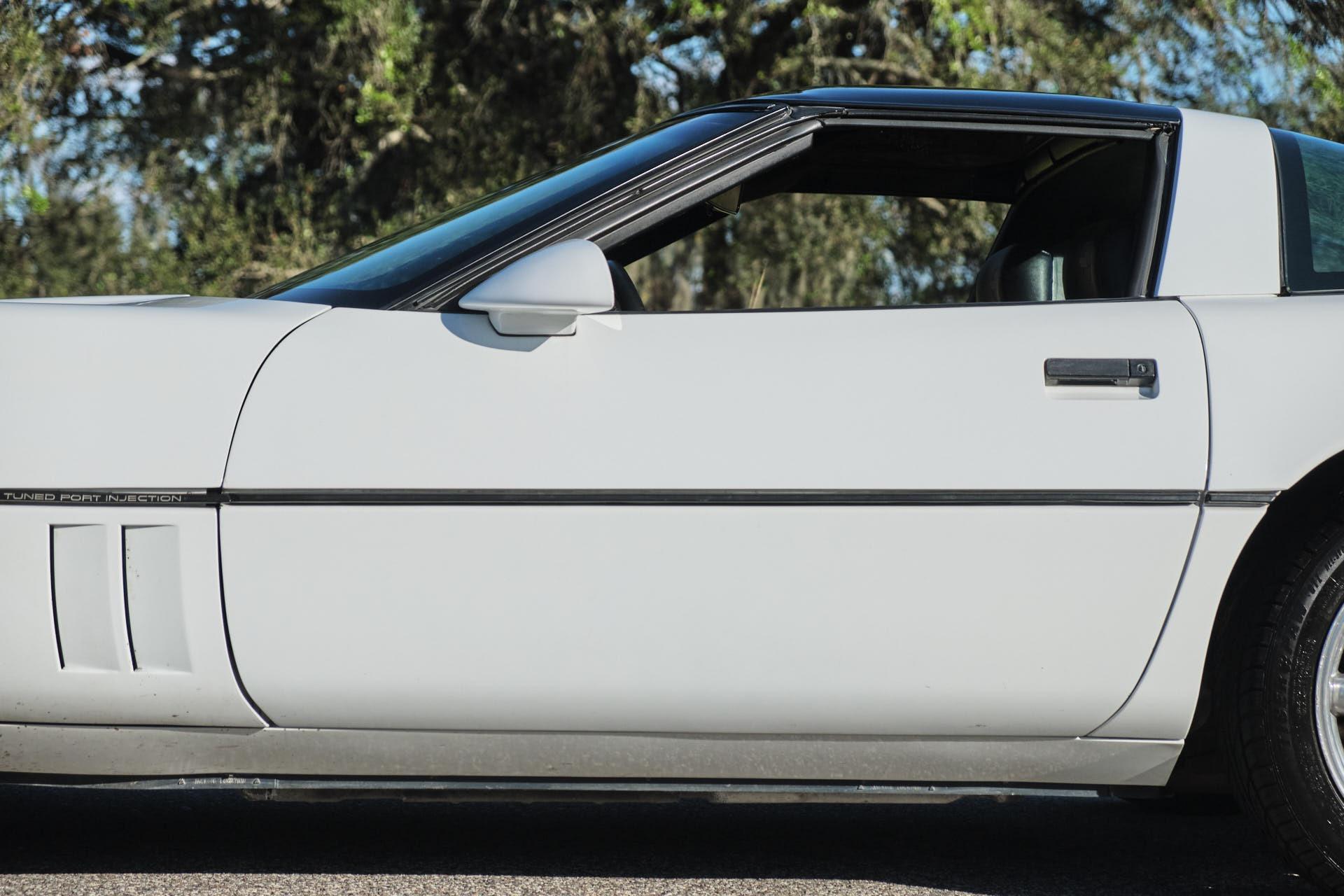 1990 CHEVROLET Corvette Coupe - $14,990