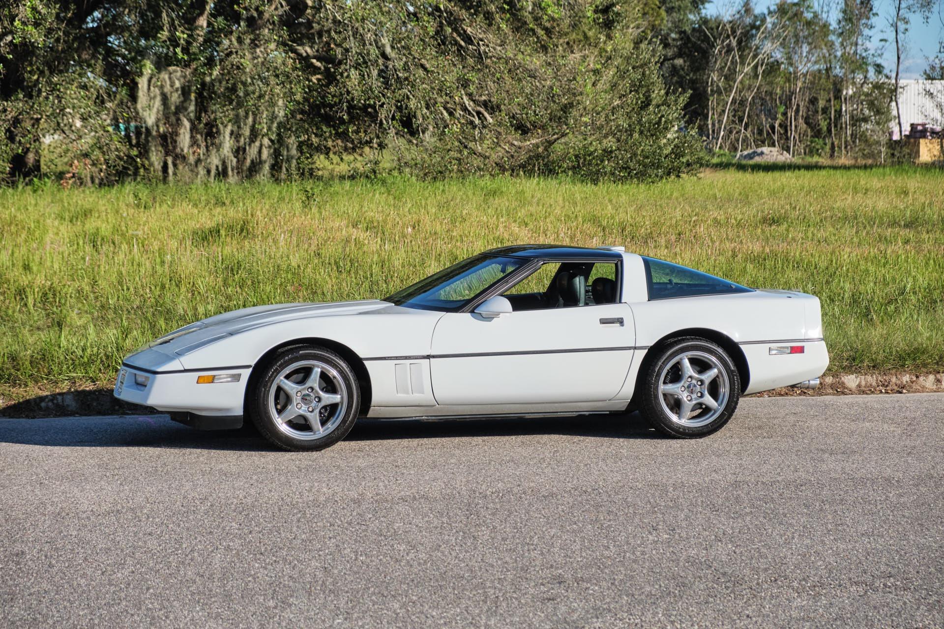 1990 CHEVROLET Corvette Coupe - $14,990