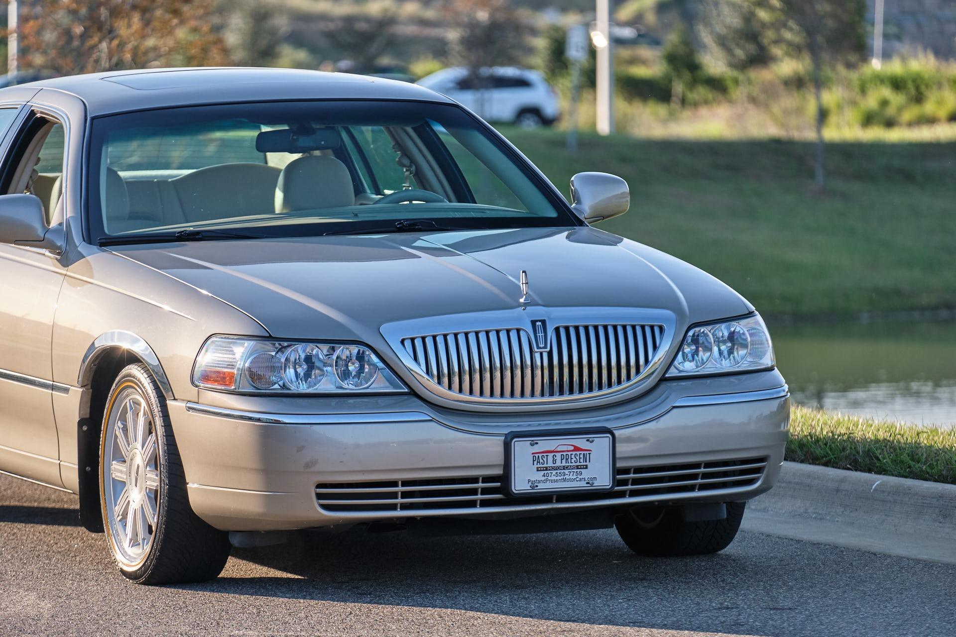2007 Lincoln Town Car Signature Limited photo
