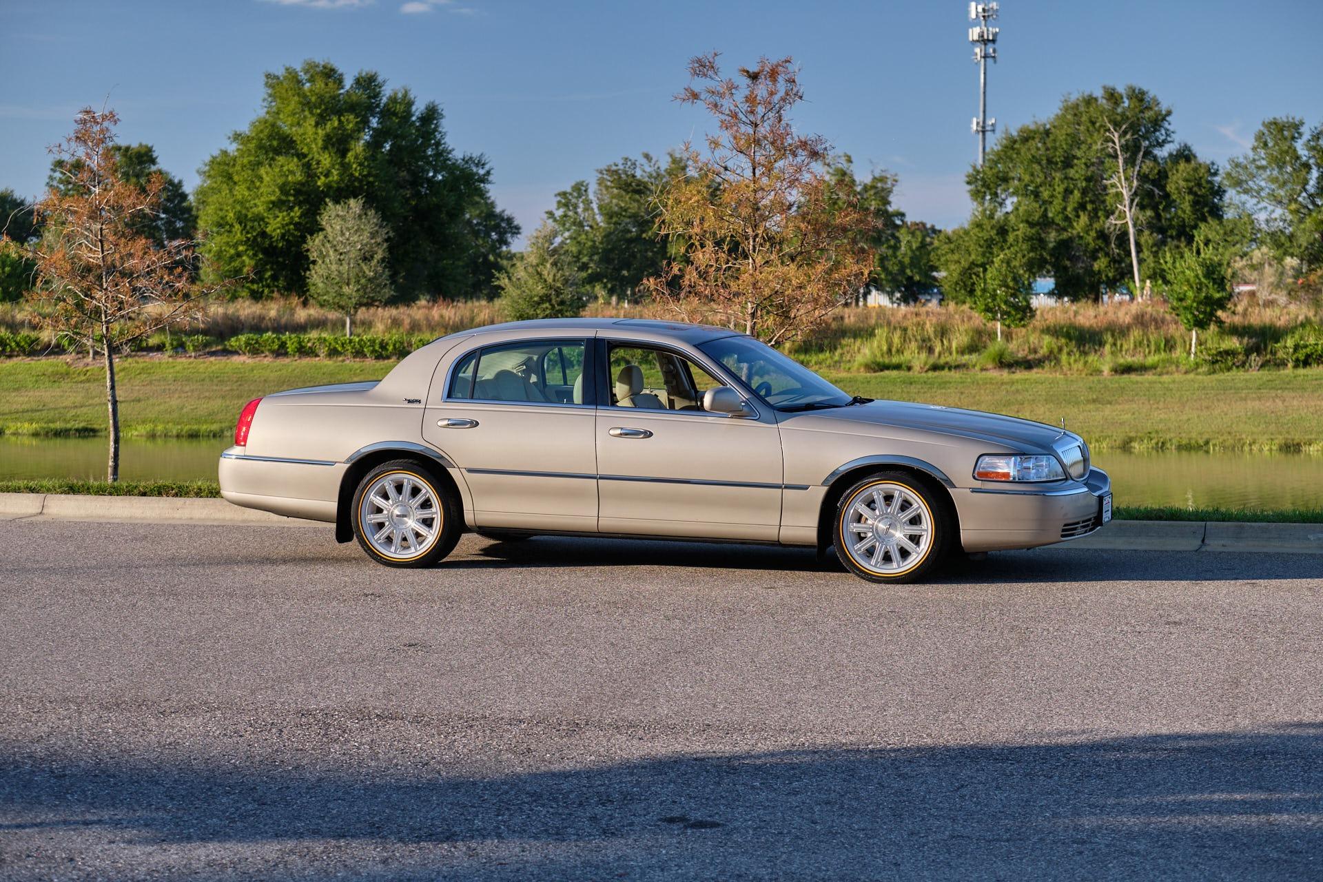 2007 Lincoln Town Car Signature Limited photo