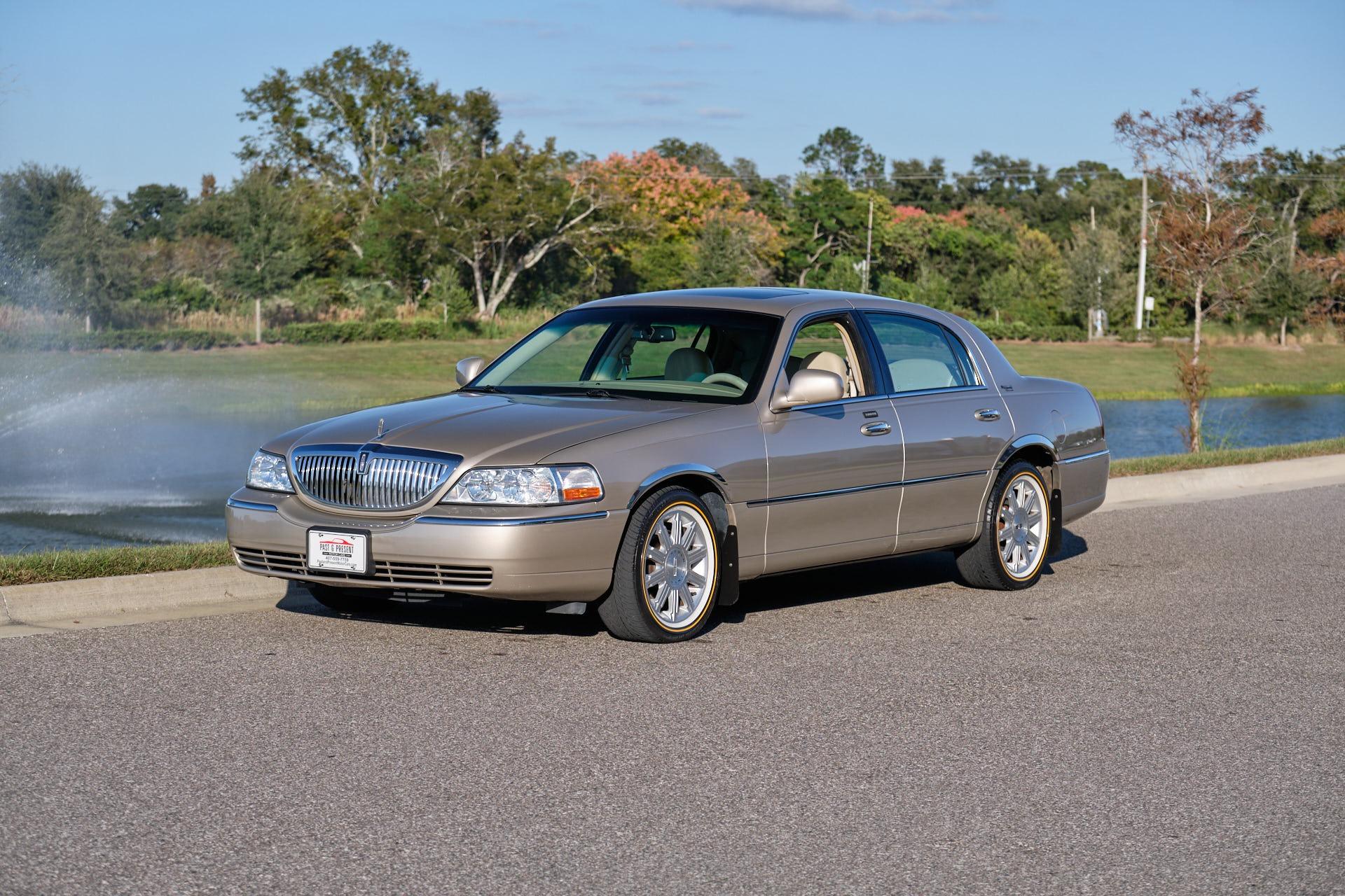 The 2007 Lincoln Town Car Signature Limited photos