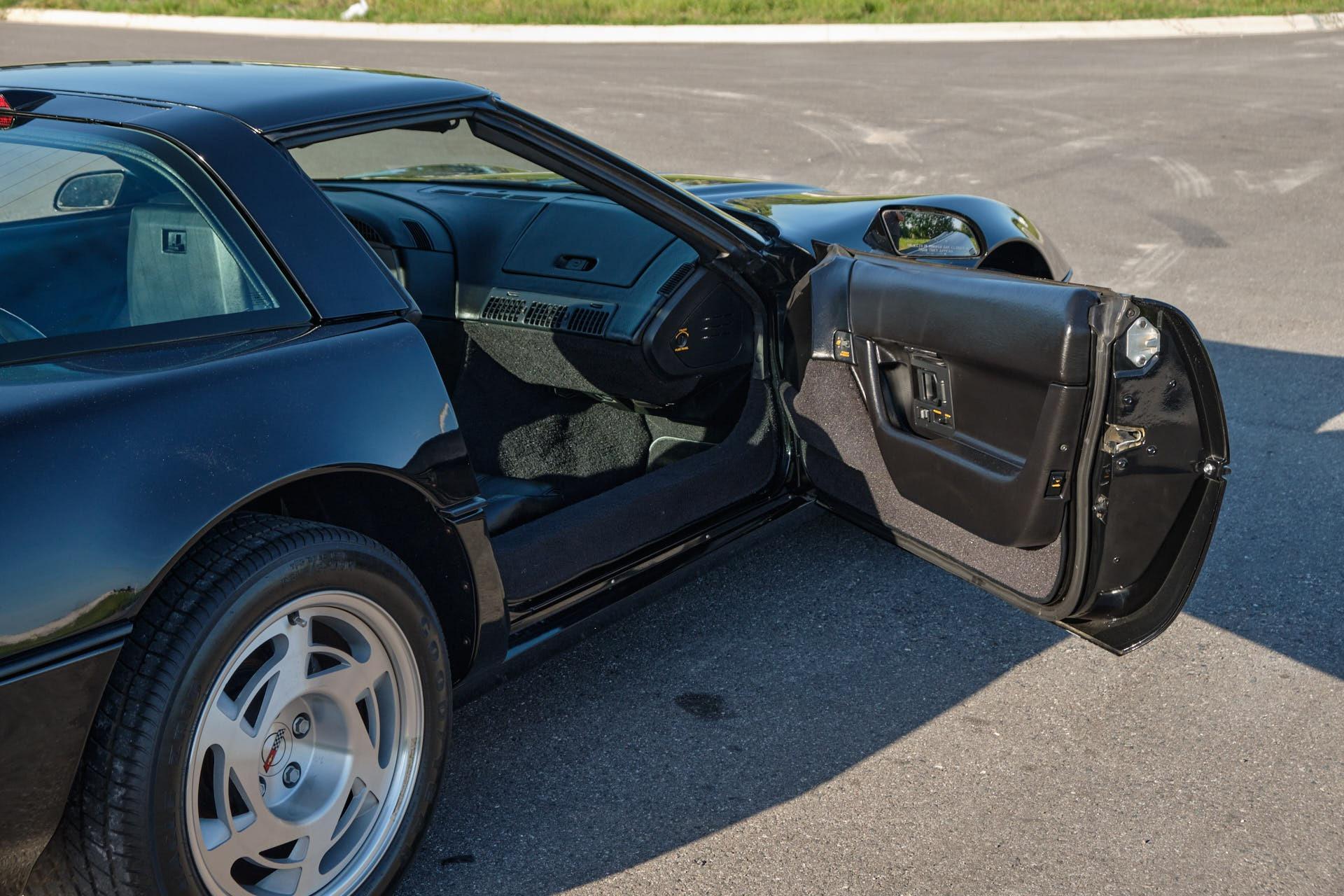 1990 CHEVROLET Corvette Coupe - $49,990