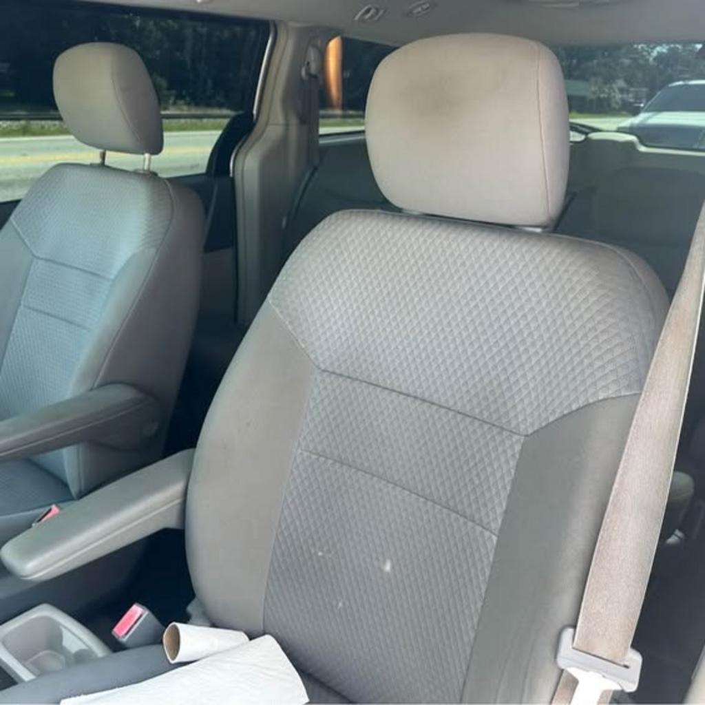 2010 Chrysler Town And Country - $4,100