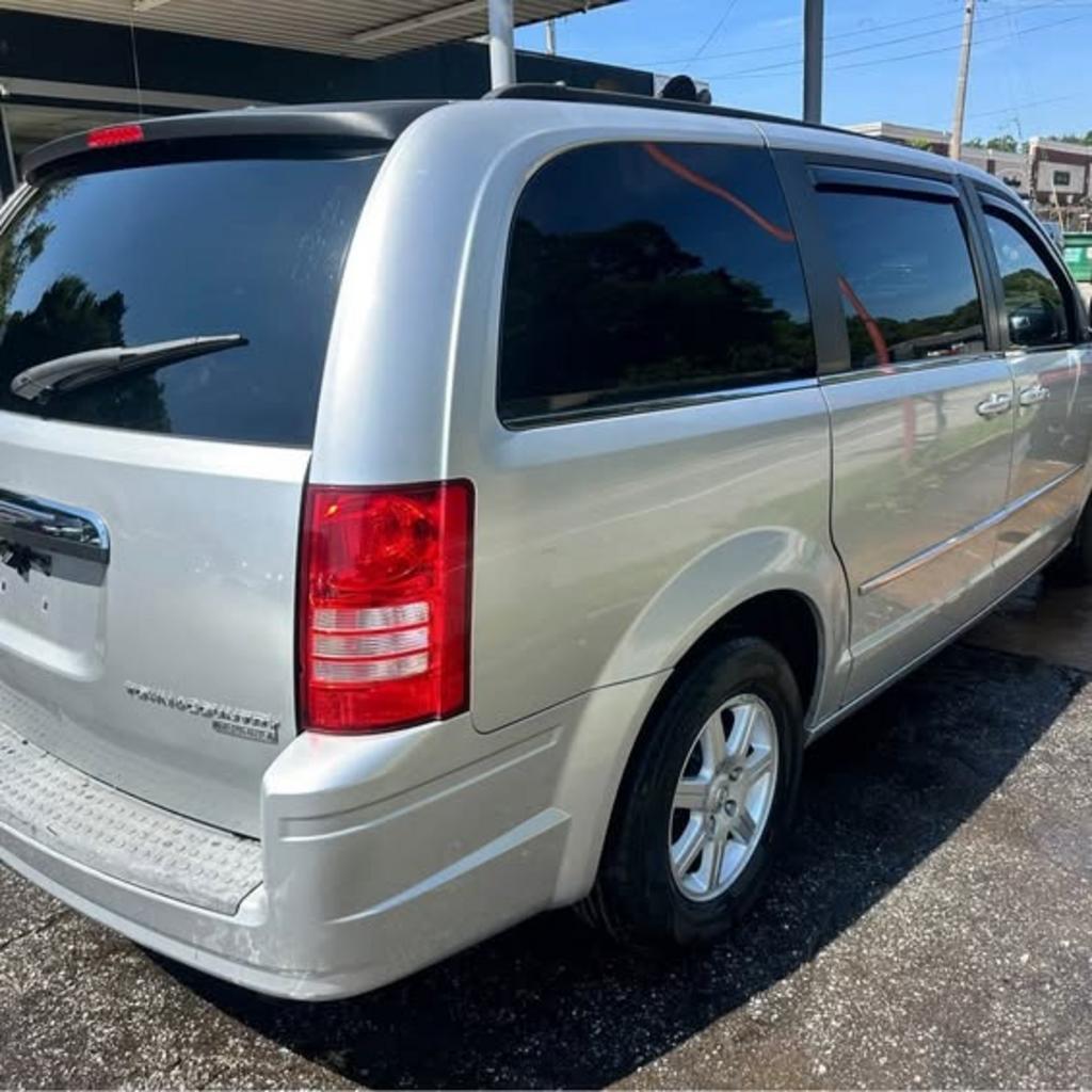 2010 Chrysler Town And Country - $4,100