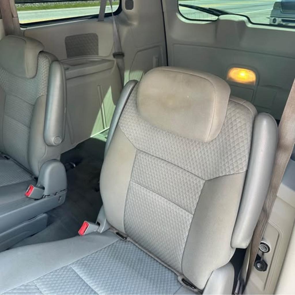 2010 Chrysler Town And Country - $4,100