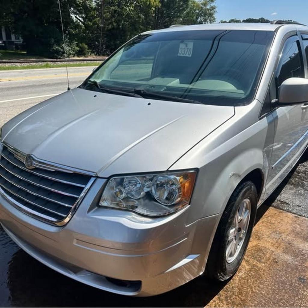 2010 Chrysler Town And Country - $4,100