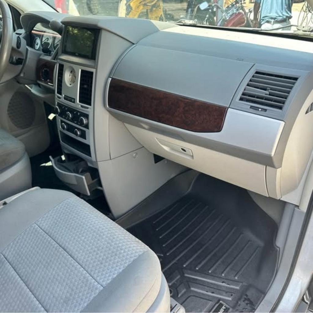 2010 Chrysler Town And Country - $4,100