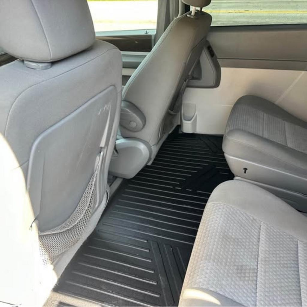 2010 Chrysler Town And Country - $4,100