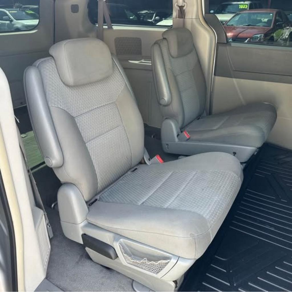 2010 Chrysler Town And Country - $4,100