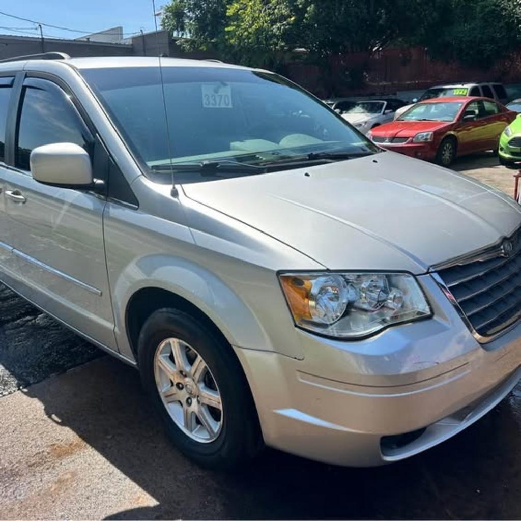 2010 Chrysler Town And Country - $4,100