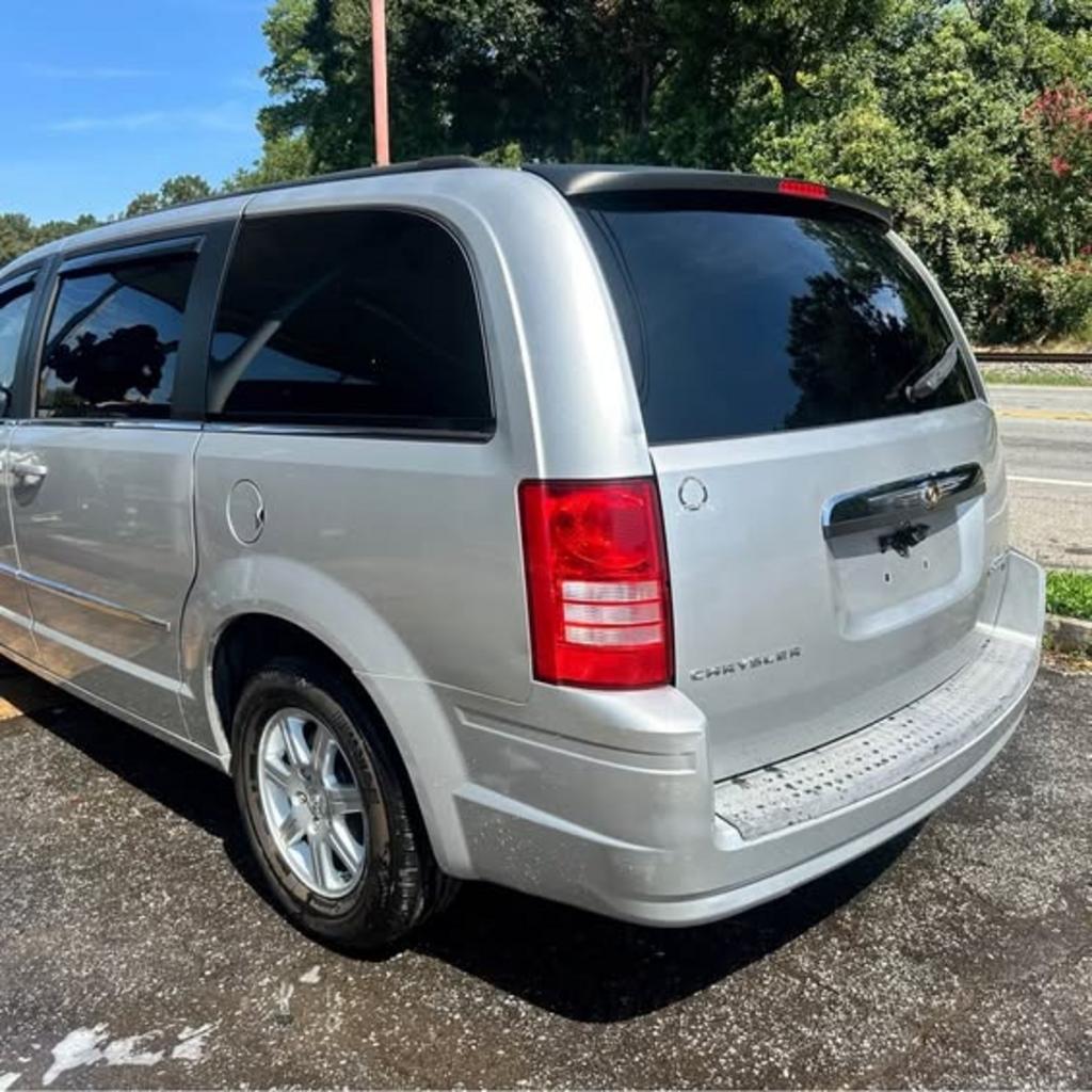 2010 Chrysler Town And Country - $4,100