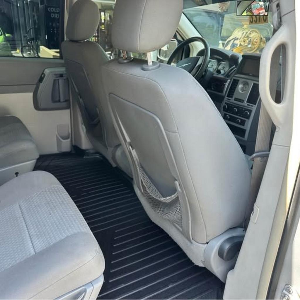 2010 Chrysler Town And Country - $4,100