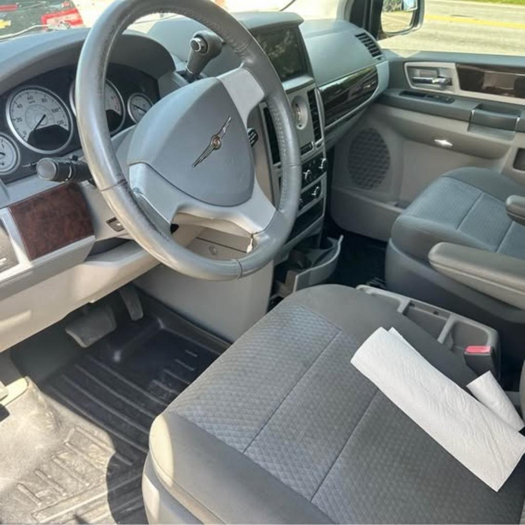 2010 Chrysler Town And Country - $4,100