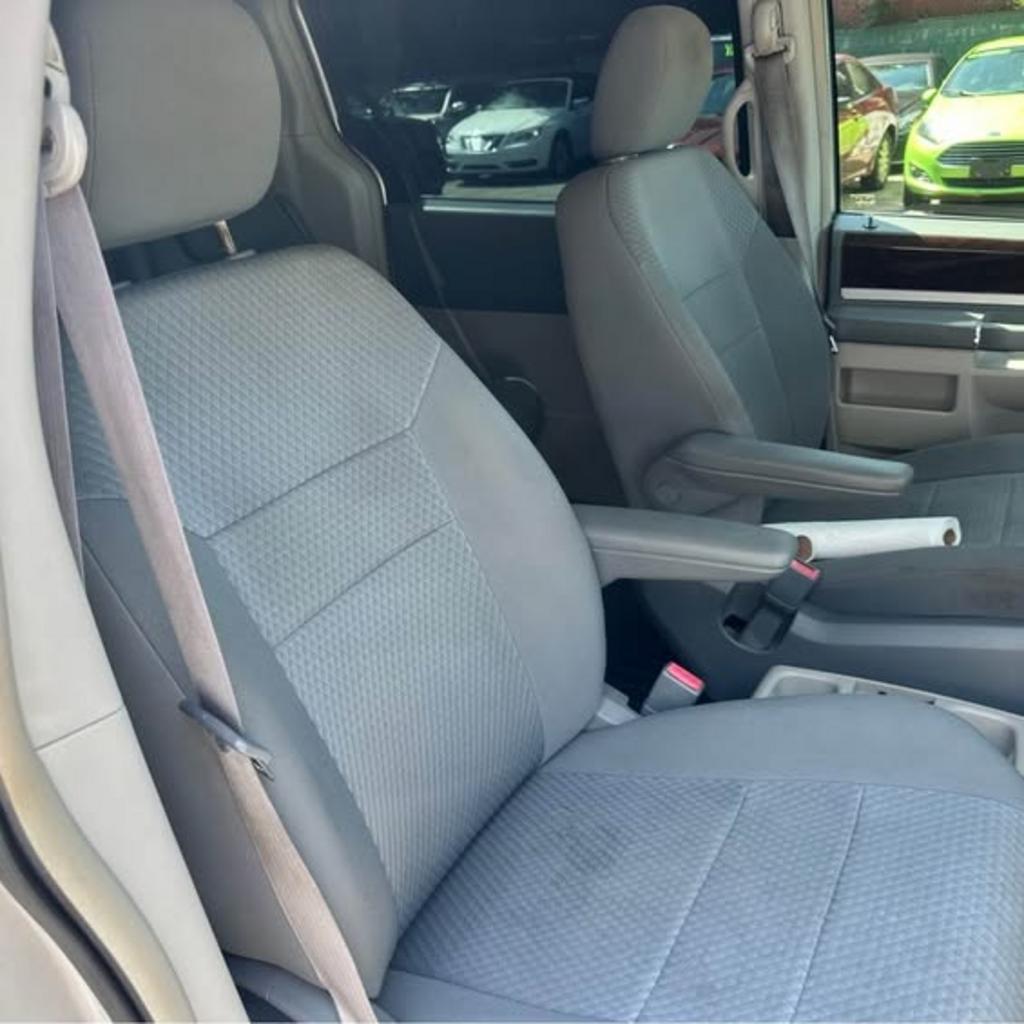 2010 Chrysler Town And Country - $4,100