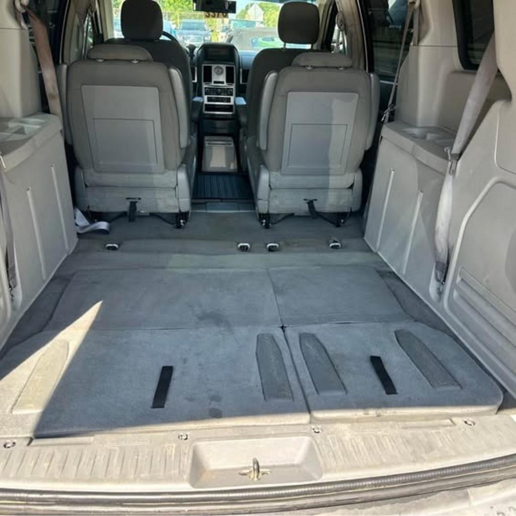 2010 Chrysler Town And Country - $4,100