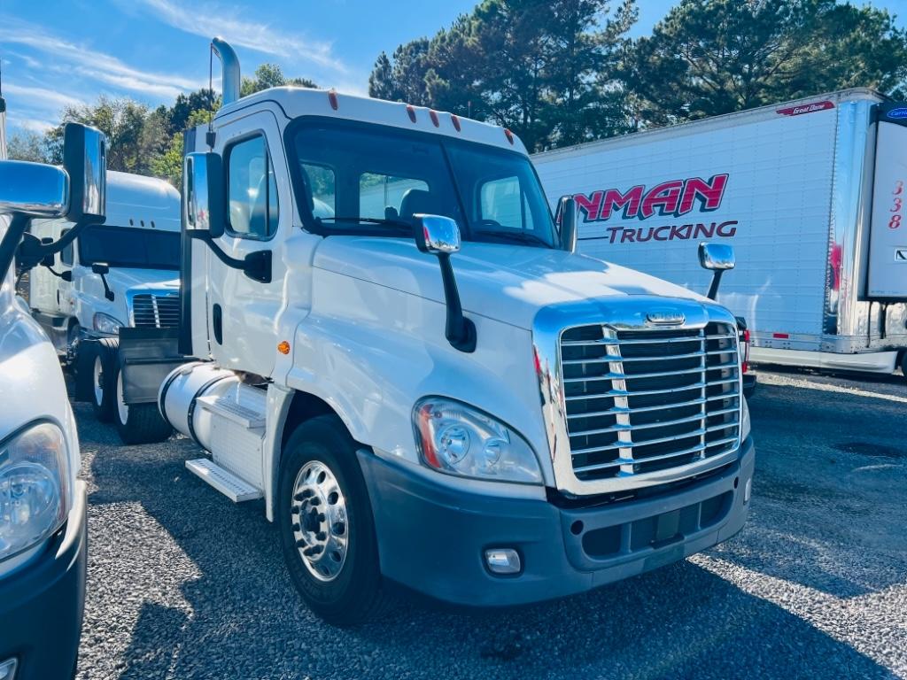 2016 Freightliner Cascadia DayCab  photo