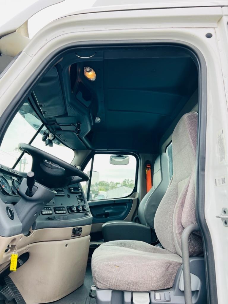 2018 Freightliner CASCADIA 125 DAYCAB  photo