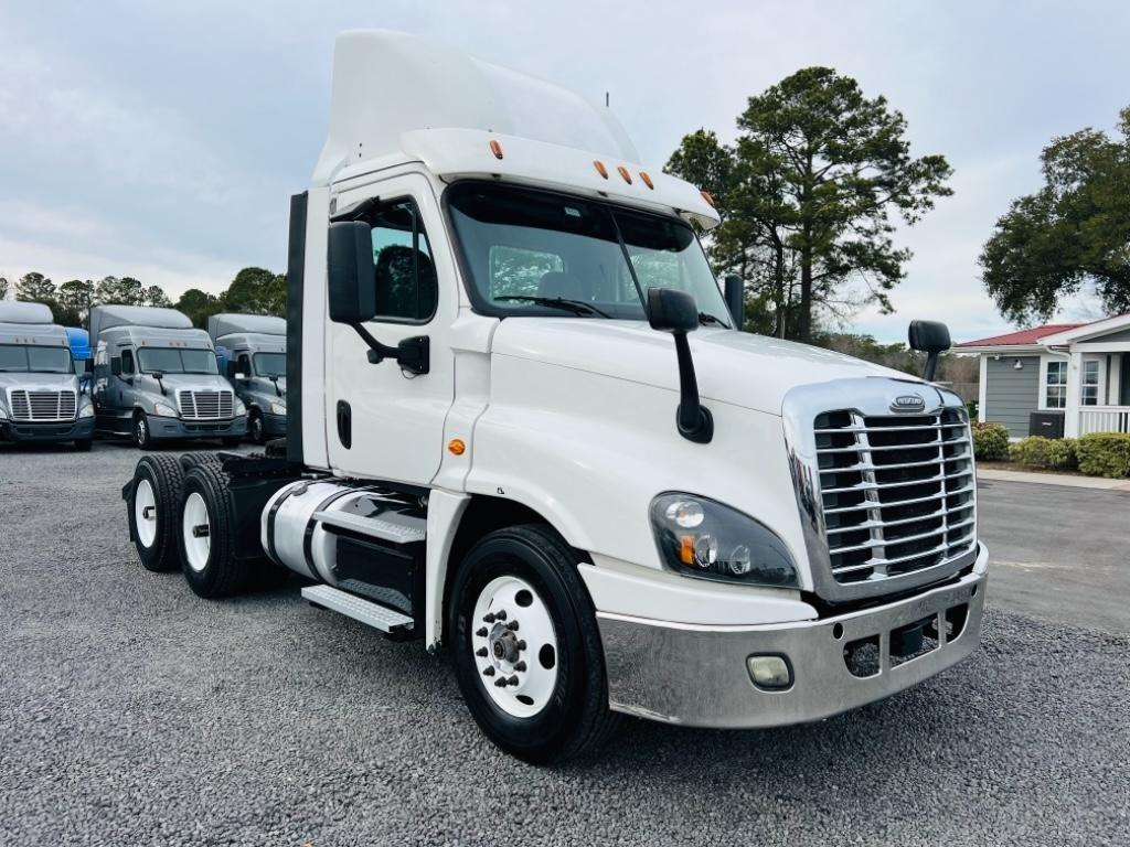 The 2018 Freightliner CASCADIA 125 DAYCAB  photos