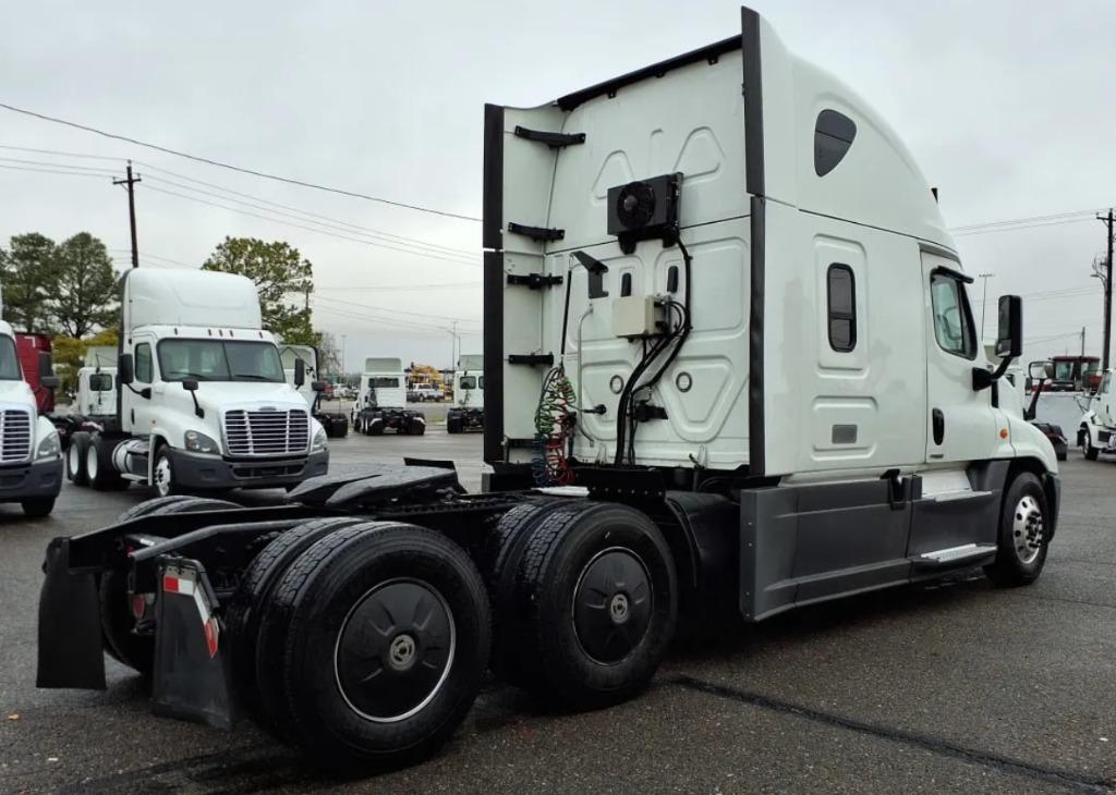 2020 Freightliner Cascadia - $37,995