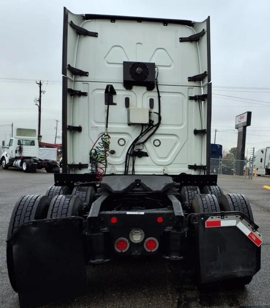2020 Freightliner Cascadia - $37,995