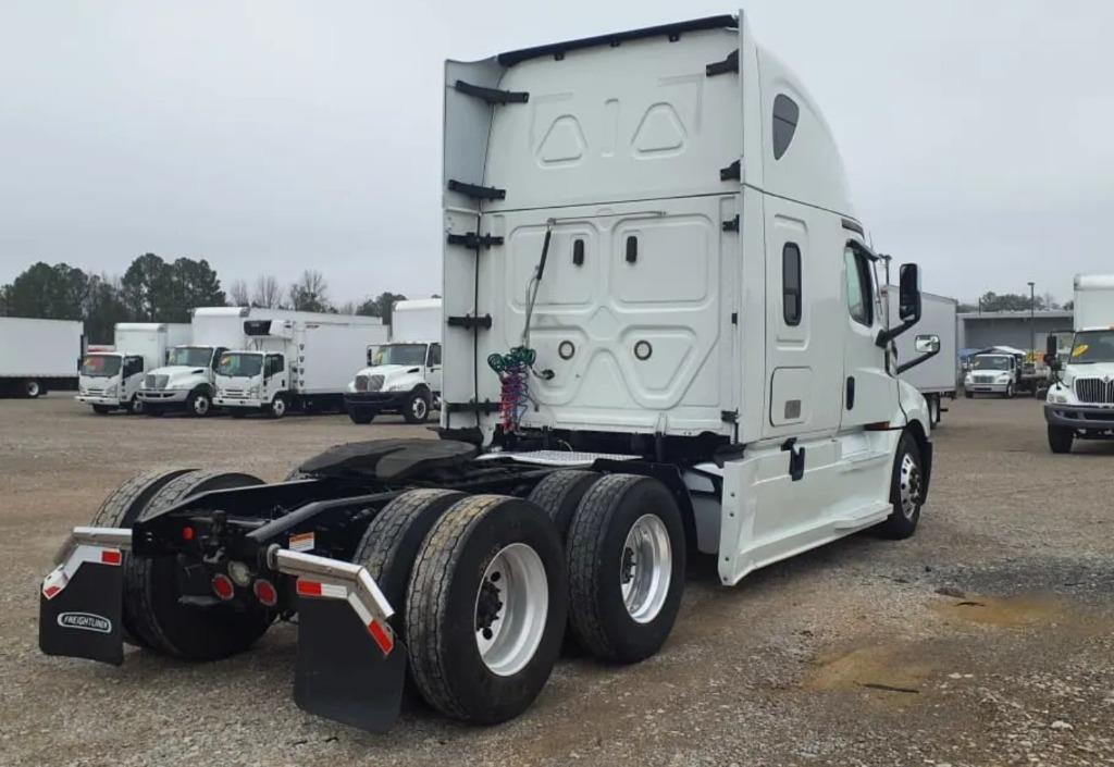2020 Freightliner Cascadia - $36,995