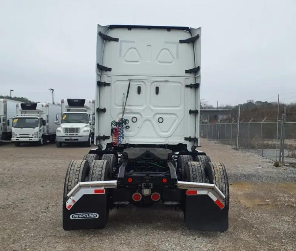 2020 Freightliner Cascadia - $36,995