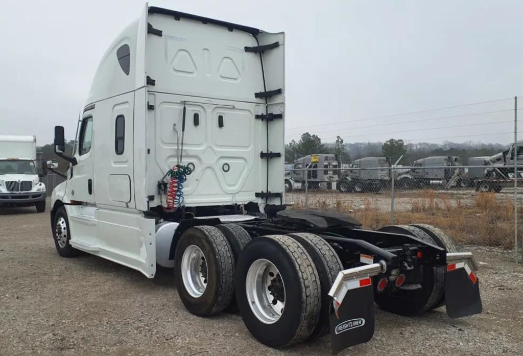 2020 Freightliner Cascadia - $36,995