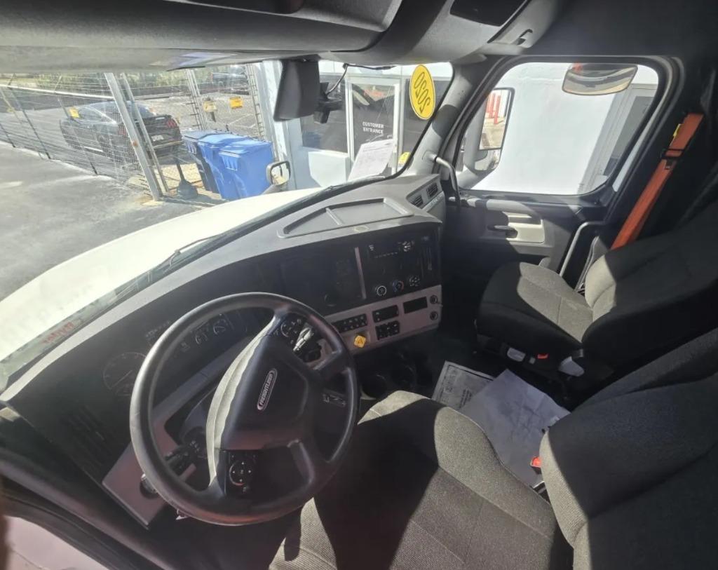 2020 Freightliner Cascadia - $40,995