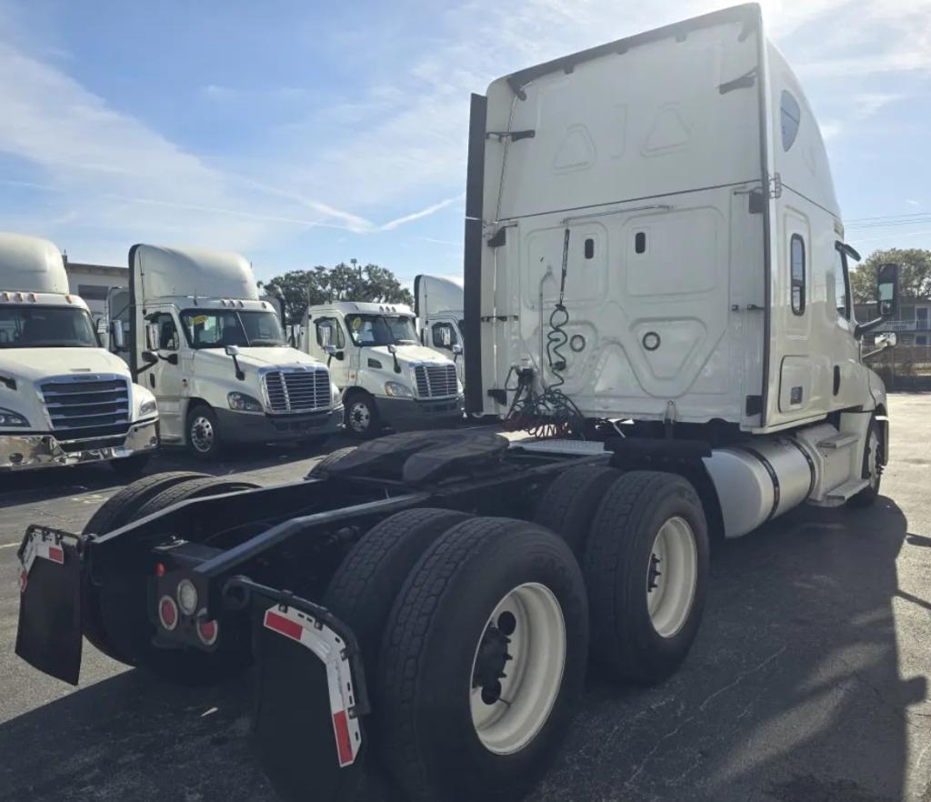 2020 Freightliner Cascadia - $40,995