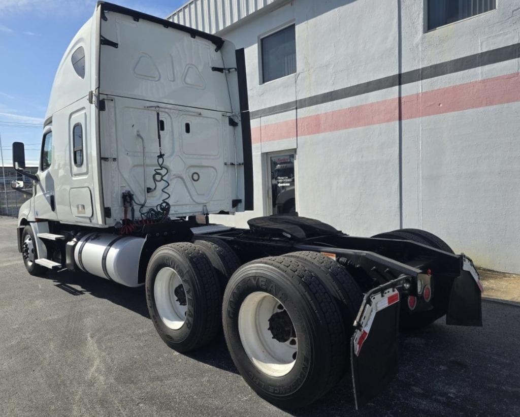 2020 Freightliner Cascadia - $40,995