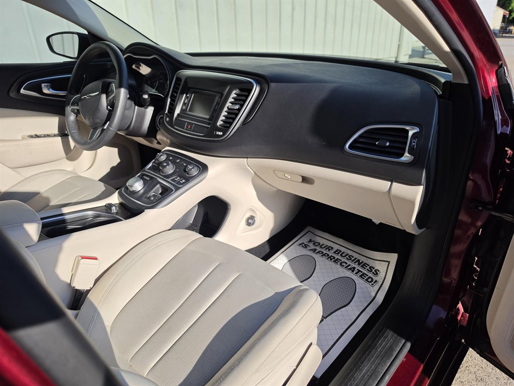 2015 Chrysler 200 - $8,900