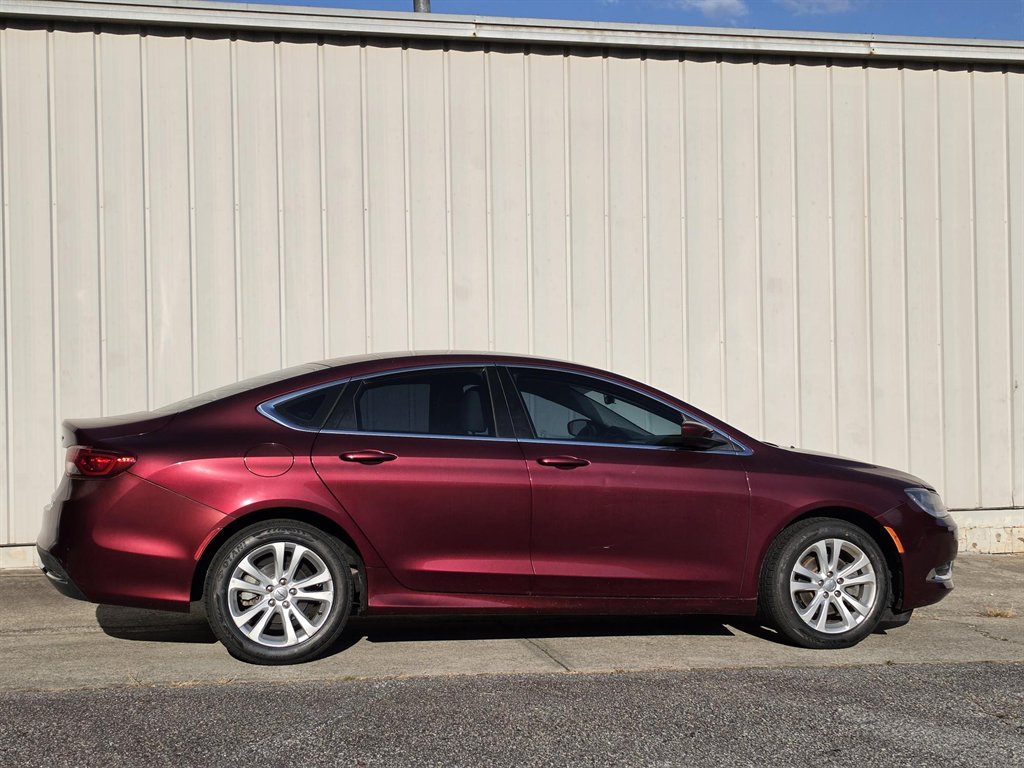 2015 Chrysler 200 - $8,900