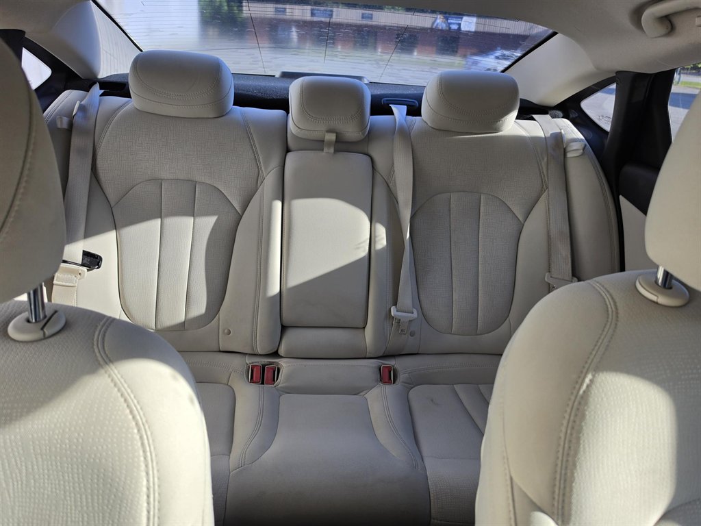 2015 Chrysler 200 - $8,900