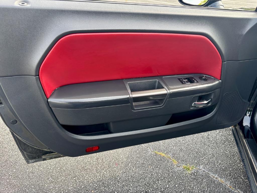 2014 Dodge Challenger SXT photo