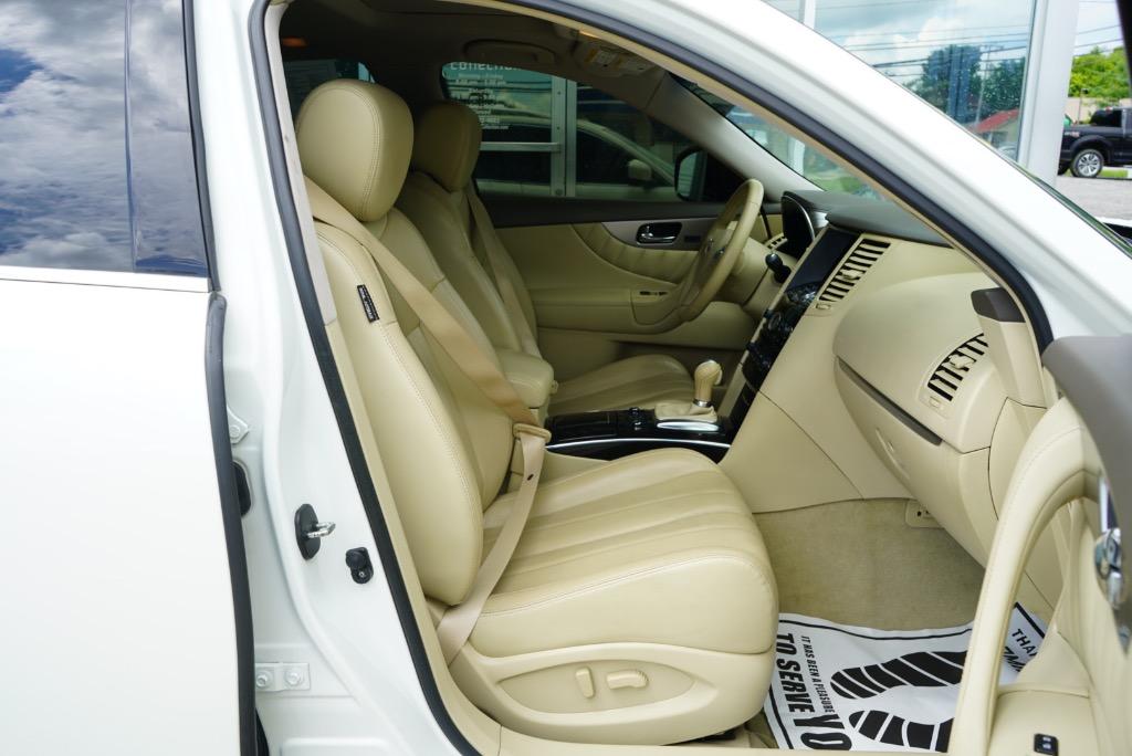 2017 INFINITI QX70