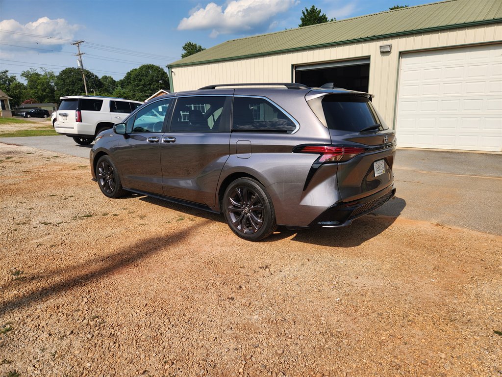 2022 Toyota Sienna - $32,900