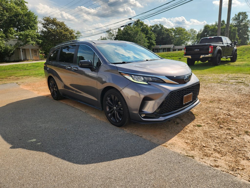 2022 Toyota Sienna - $32,900