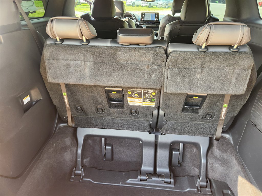 2022 Toyota Sienna - $32,900