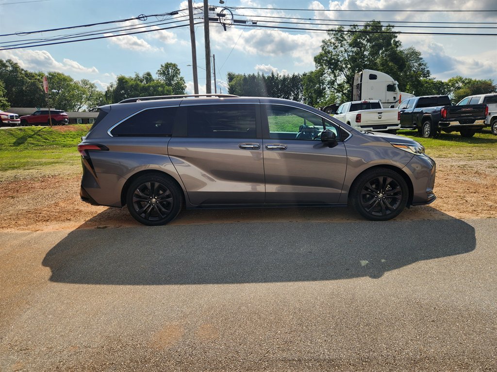 2022 Toyota Sienna - $32,900