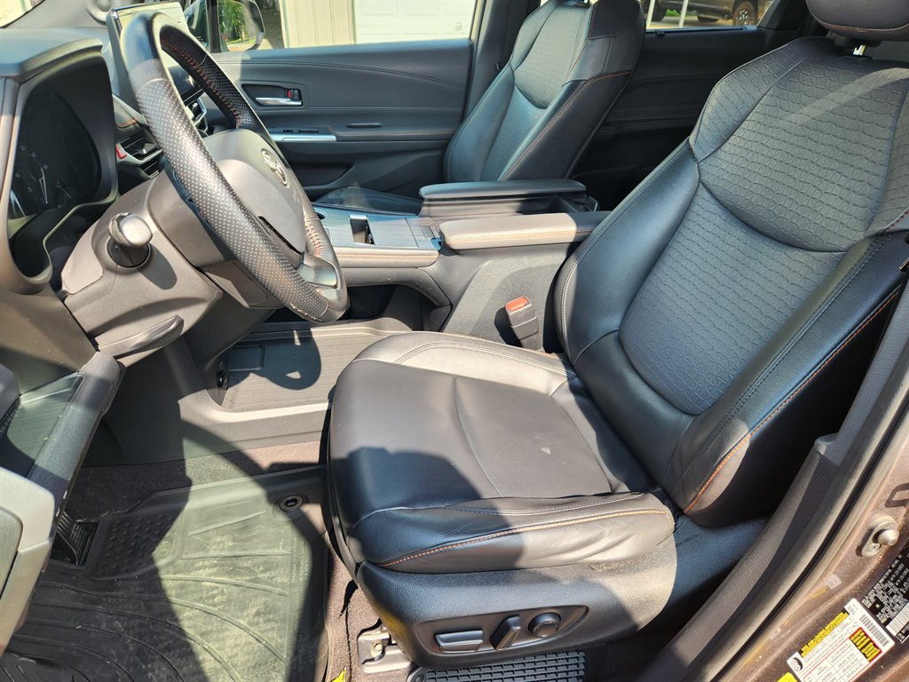 2022 Toyota Sienna - $32,900