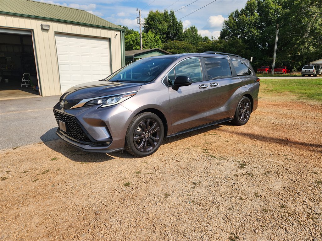 2022 Toyota Sienna - $32,900