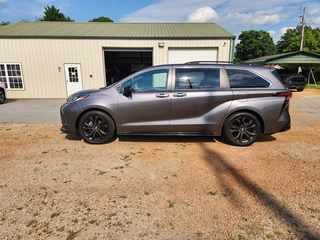 2022 Toyota Sienna - $32,900
