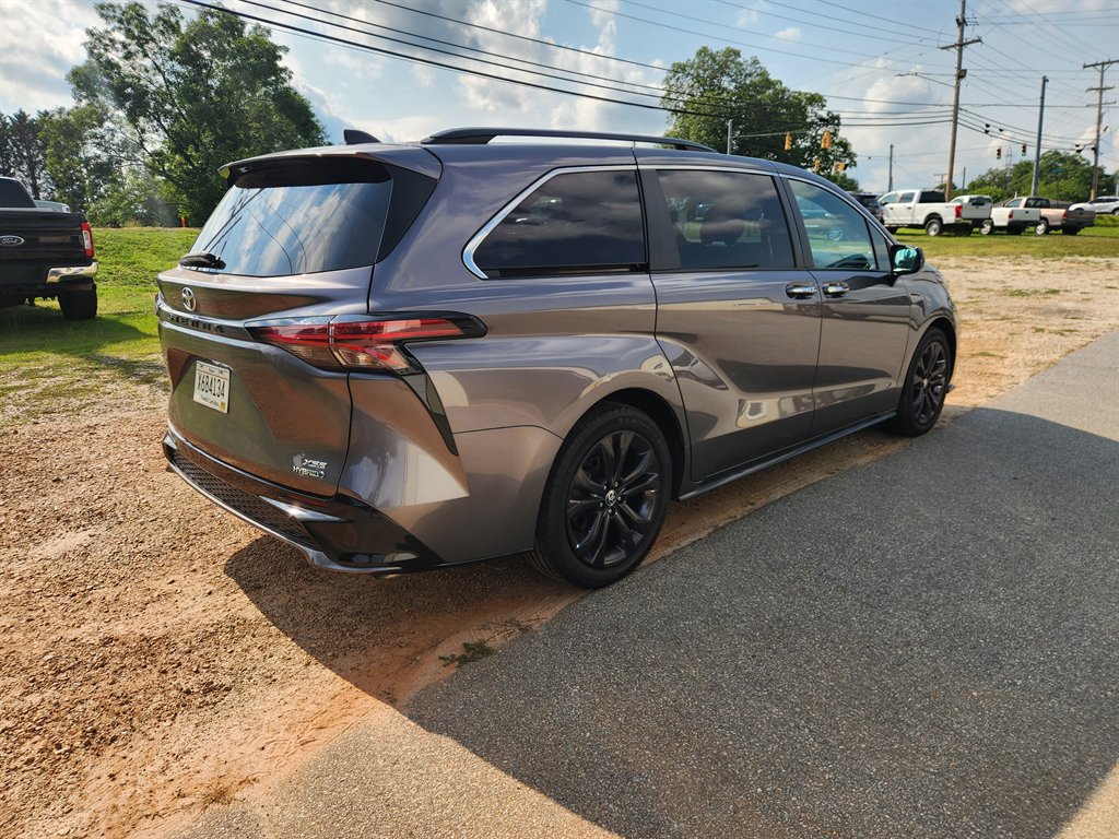 2022 Toyota Sienna - $32,900