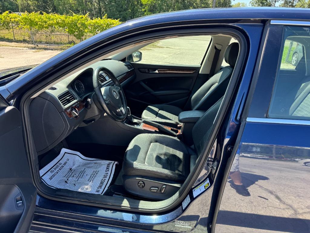 2012 Volkswagen Passat SEL photo